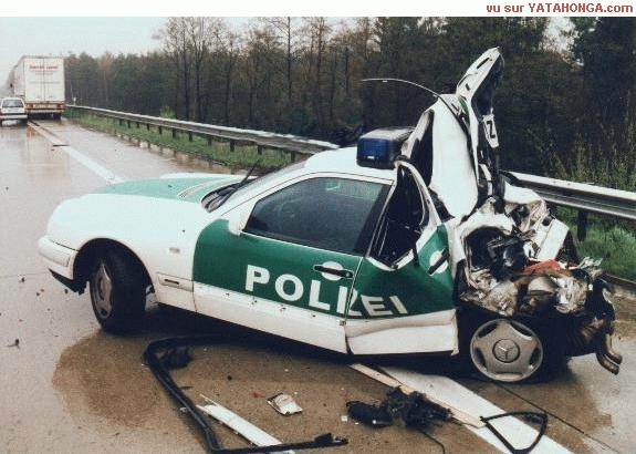 rozmlacené policejní auto
